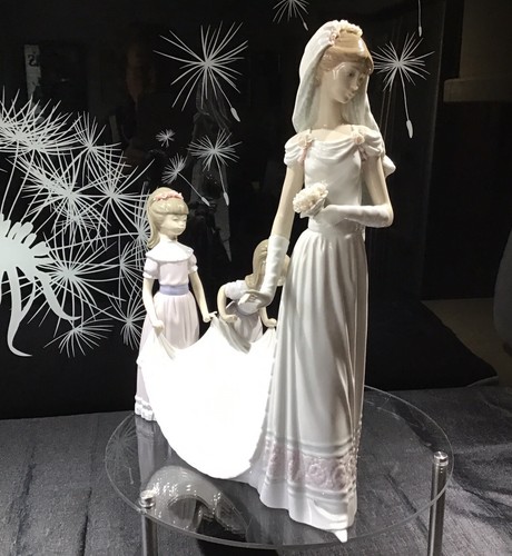 Lladro figurine here comes - “here,